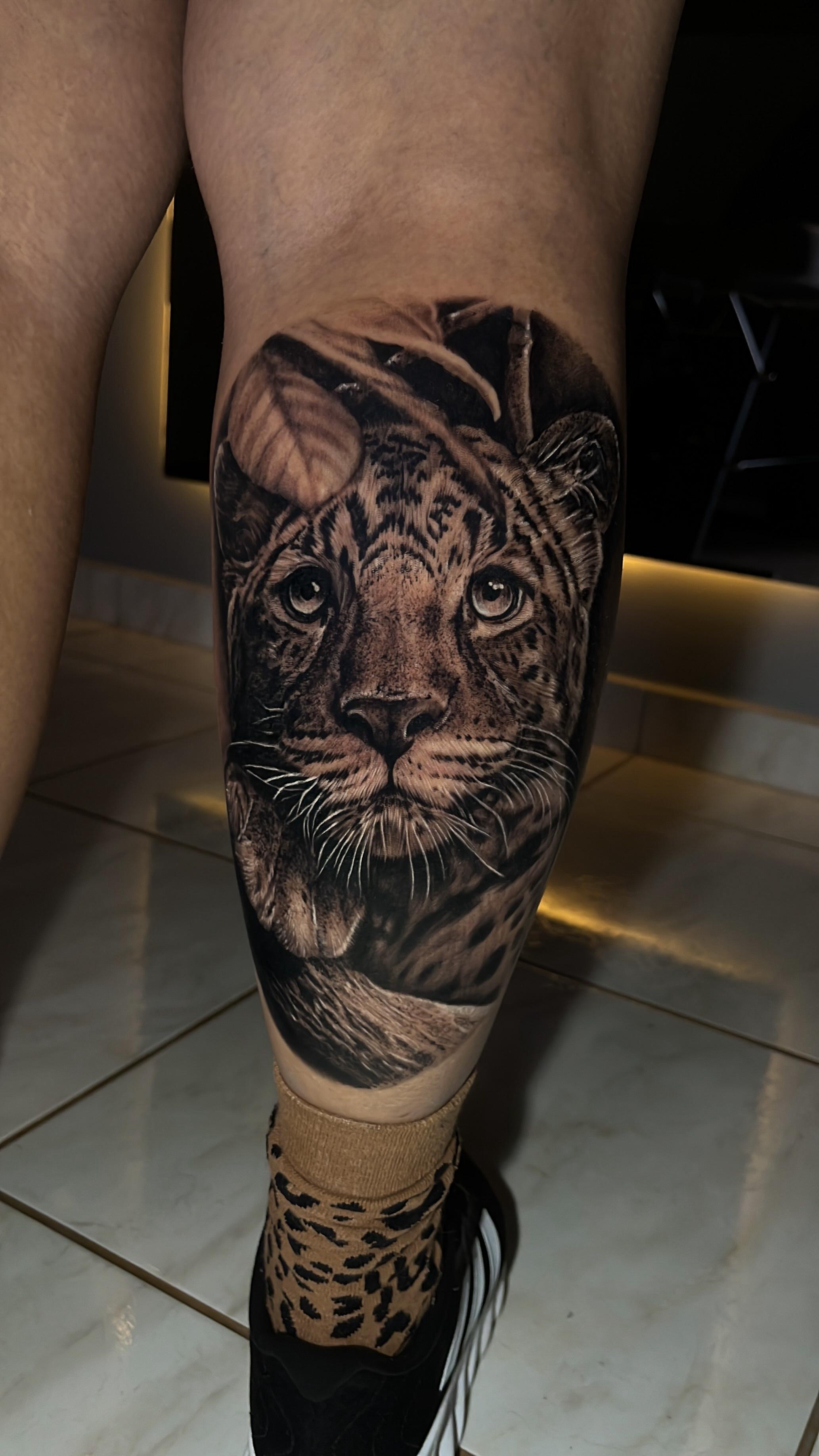 Tatuaje de felino en realismo Black & Grey